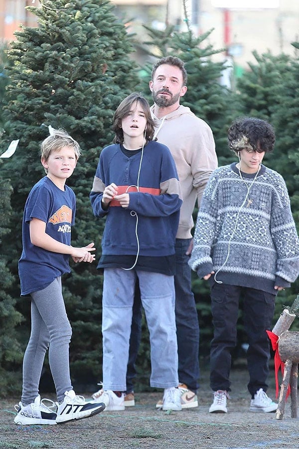 'Jennifer Lopez and Ben Affleck' pick a Christmas tree in L.A.-awwaken.com